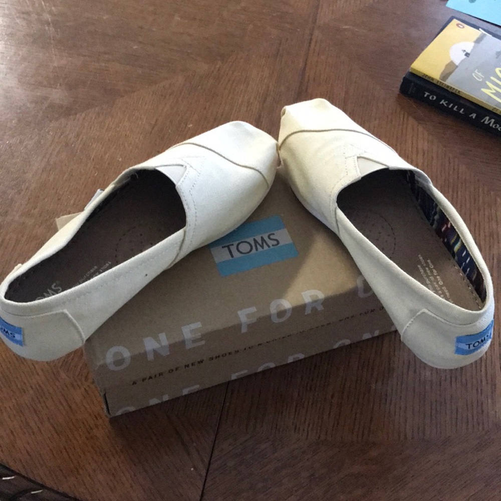 TOMS size 7 off white/cream